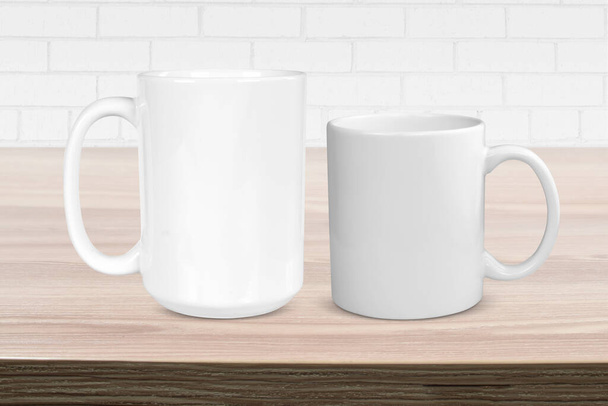 11 oz e 15 oz copos de café branco descansando no topo de uma mesa de madeira leve com tijolo branco moderno no fundo. - Foto, Imagem