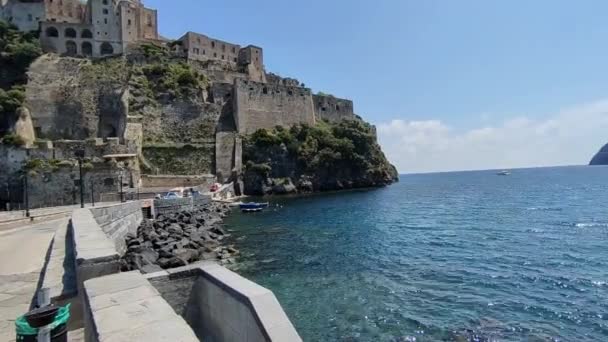 Ischia, Campanie, Italie - 12 mai 2022 : Vue d'ensemble de la baie de Cartaromana depuis le pont aragonais - Séquence, vidéo