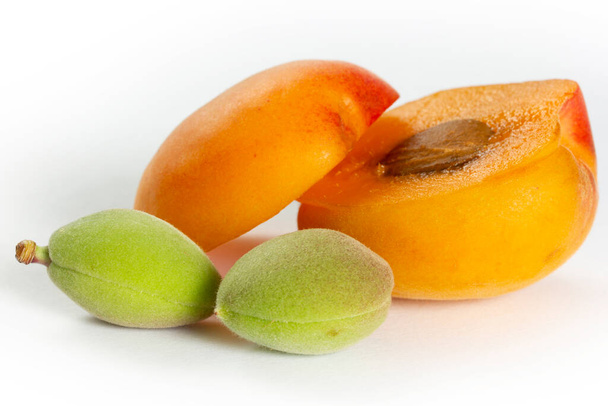 Zelené čerstvé meruňky a zralé meruňky na bílém pozadí - Fotografie, Obrázek