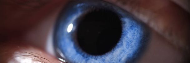 Крупный план красивого ярко-голубого человеческого глаза - Фото, изображение