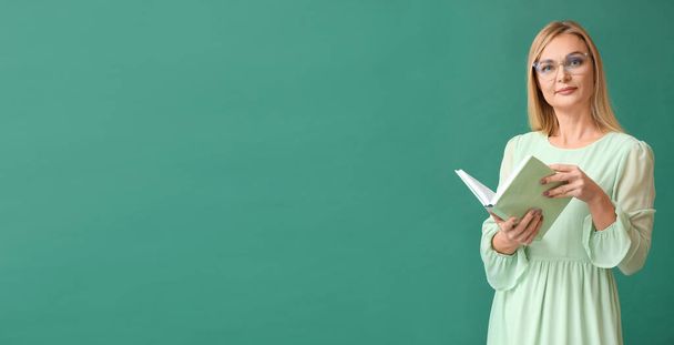 Όμορφη γυναίκα ανάγνωση βιβλίο για το πράσινο φόντο με χώρο για κείμενο - Φωτογραφία, εικόνα