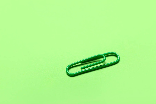 trombone vert sur fond de couleur - Photo, image
