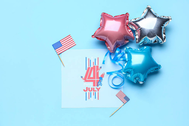 Biglietto di auguri con testo FELICE 4 LUGLIO, palloncini e bandiere USA su sfondo blu - Foto, immagini