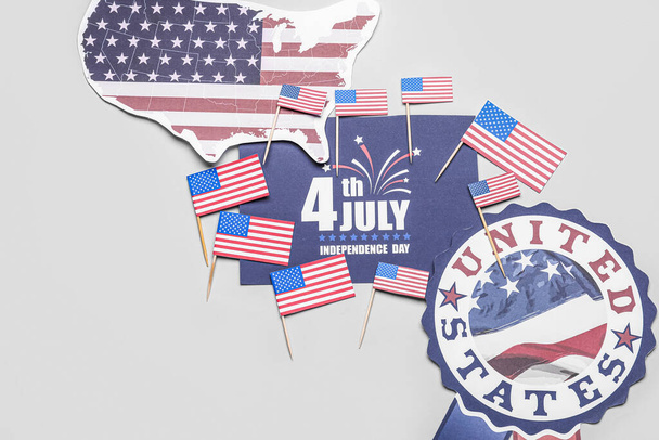 Cartão de saudação, bandeiras dos EUA e decoração para o Dia da Independência no fundo cinza - Foto, Imagem