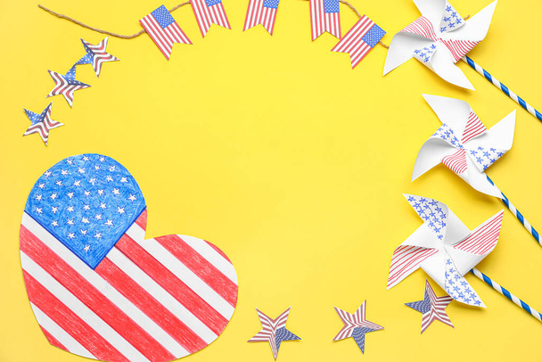 Frame gemaakt van USA vlaggen, papieren hart, sterren en windmolens op gele achtergrond. Onafhankelijkheidsdag - Foto, afbeelding
