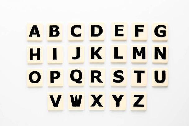Разные буквы на белом фоне. Концепция алфавита - Фото, изображение