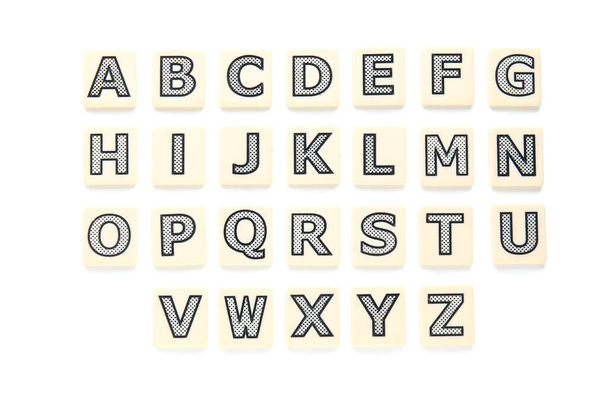Różne litery na białym tle. Koncepcja alfabetu - Zdjęcie, obraz
