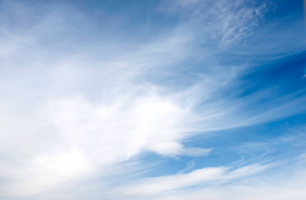 ciel bleu avec nuages blancs par temps ensoleillé - Photo, image