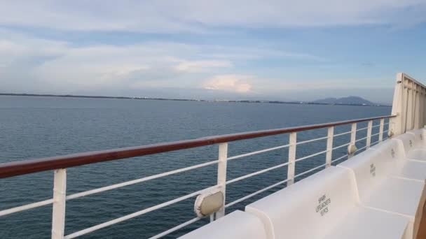 Georgetown, Penang Malajzia - 2022. május 19.: Hajókirándulás a Penang-sziget körül az Égei-tengeri paradicsomi hajó fedélzetén - Felvétel, videó