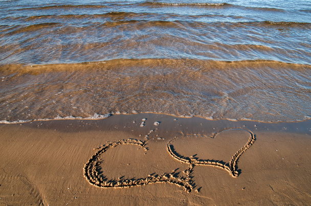 Deux cœurs peints sur la plage
 - Photo, image