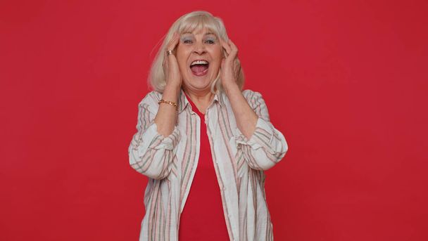 Χαρούμενη γυναίκα να γελάει δυνατά αφού άκουσε ένα γελοίο ανέκδοτο αστείο, να διασκεδάζει ανέμελα - Φωτογραφία, εικόνα