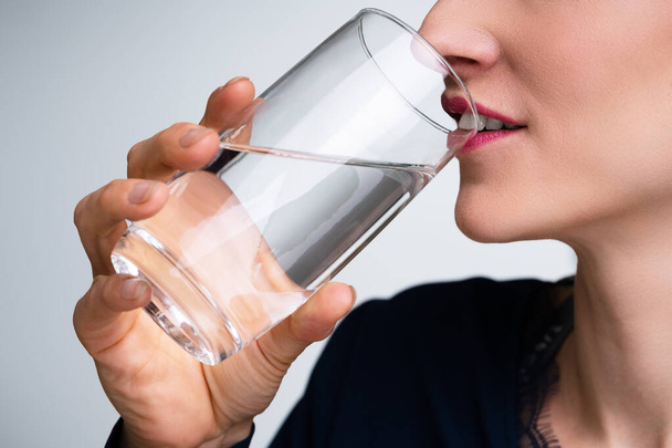 Close-up Of A Woman's Hand Drinking Glass Of Water - Φωτογραφία, εικόνα