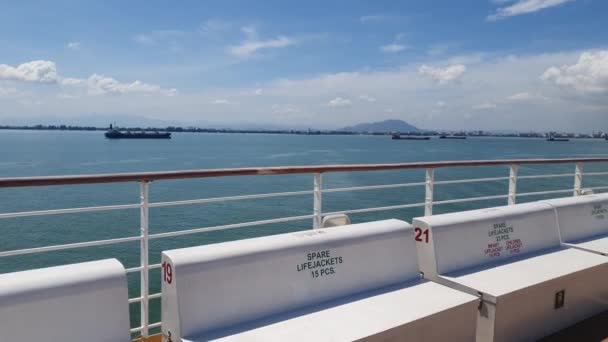Georgetown, Penang Malasia - 19 de mayo de 2022: Un viaje en crucero por la isla de Penang a bordo del buque Paraíso Egeo - Metraje, vídeo