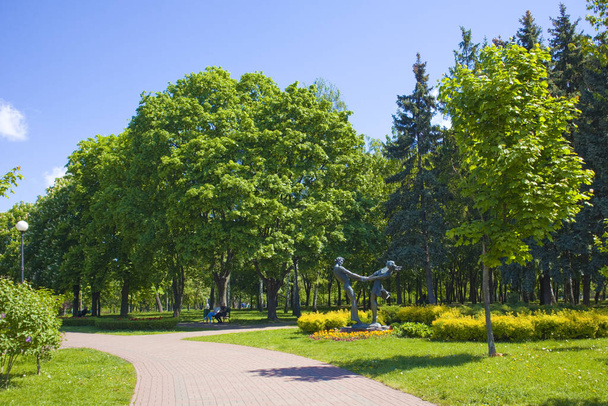 Park Wiosenny "Otradny" w słoneczny dzień w Kijowie, Ukraina - Zdjęcie, obraz