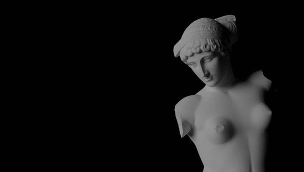 Illustration conceptuelle 3D de la sculpture de déesse grecque classique en marbre blanc isolé sur fond noir. - Photo, image