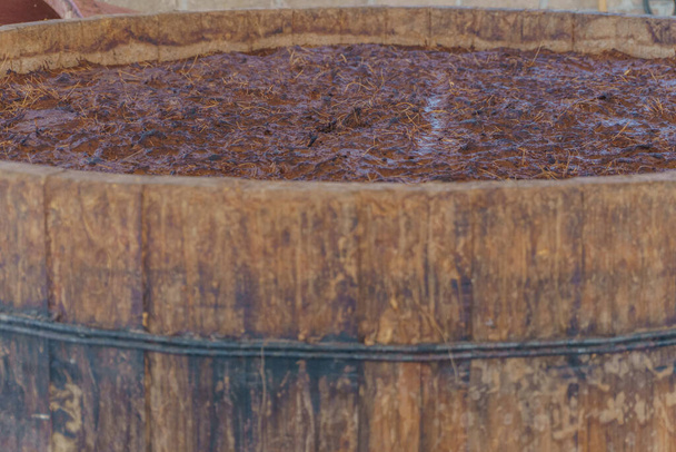 Fermentazione della fibra di Maguey in vasche di legno - Foto, immagini