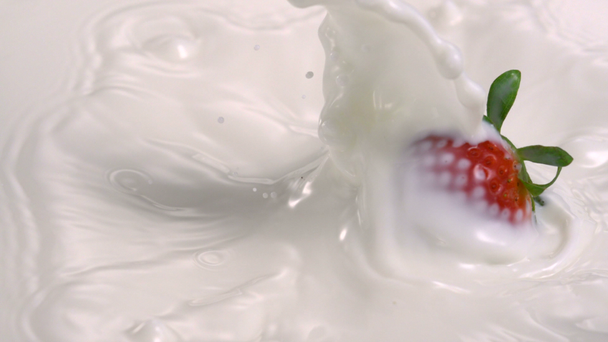 Çilekli süt içine - Video, Çekim