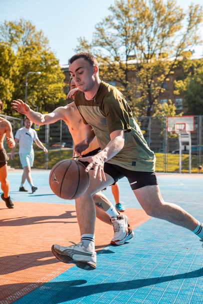 Lviv, Ucrânia - Maio 12, 2022: homens jogando basquete ao ar livre espaço cópia - Foto, Imagem
