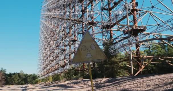 Tsjernobyl, stralingsbord bij de militaire radar. Enorme antenne van de koude oorlog van de USSR. Oekraïne. - Video
