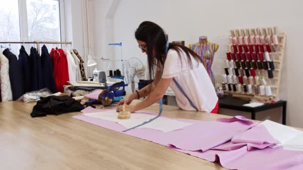 Una mujer prepara un paño rosa sobre la mesa - Metraje, vídeo