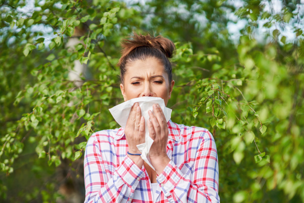 Mujer joven que tiene síntomas alérgicos con tejido - Foto, imagen