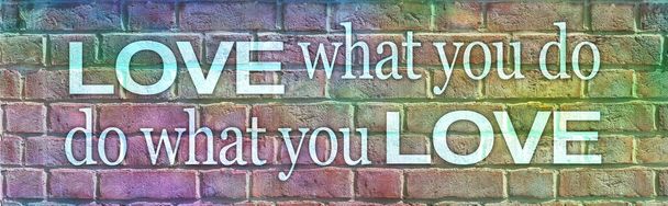 AMOR o que você faz e fazer o que você ama arte da parede - fundo de parede de tijolo multicolorido com palavras sábias em azul branco AMOR o que você faz e fazer o que você ama no meio  - Foto, Imagem