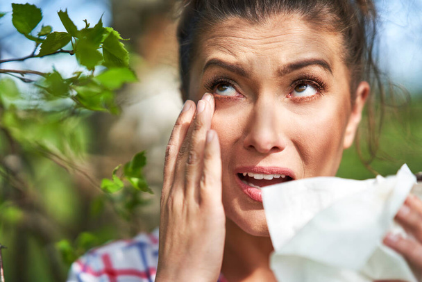 Mujer joven que tiene síntomas alérgicos con tejido - Foto, Imagen