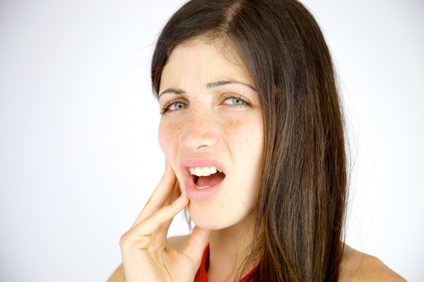 Νεαρή γυναίκα αισθάνεστε πόνο γερά δόντια - Φωτογραφία, εικόνα