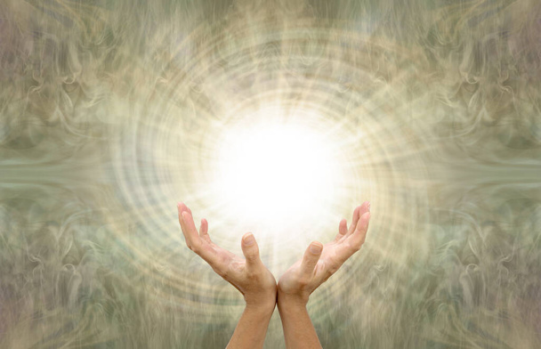 Αισθανόμενη Ισχυρό Golden Vortex Healing Energy - Θηλυκά χέρια λουσμένα σε λευκό σπειροειδές φως ενάντια σε ένα χάλκινο χρυσό wispy ενεργειακό πεδίο με χώρο αντιγραφής                                - Φωτογραφία, εικόνα