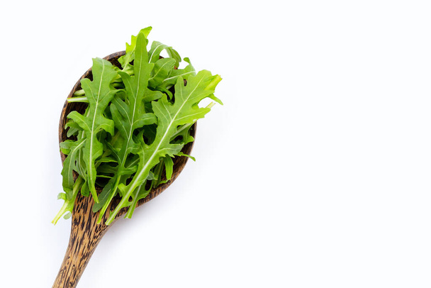 Friss zöld rakéta saláta fehér alapon. - Fotó, kép