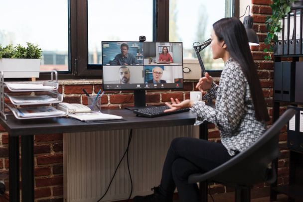 Mujer en videoconferencia de negocios comunicándose con colegas multiculturales de la compañía - Foto, Imagen