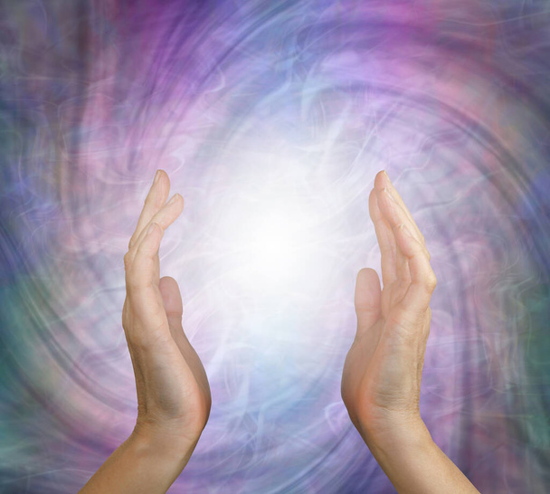 Envoyer Distant Healing à vous - mains parallèles féminines créant un champ d'énergie rotatif tourbillonnant avec lumière blanche entre et copier l'espace tout autour - Photo, image