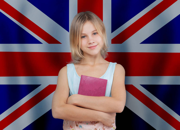 Šťastná mladá dívka s knihou na pozadí britské vlajky - Fotografie, Obrázek