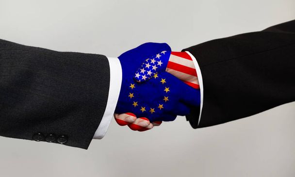 Pozitivní a optimistická spolupráce Koncept USA a Evropské unie. Potřesení rukou s americkými a evropskými vlajkami - Fotografie, Obrázek