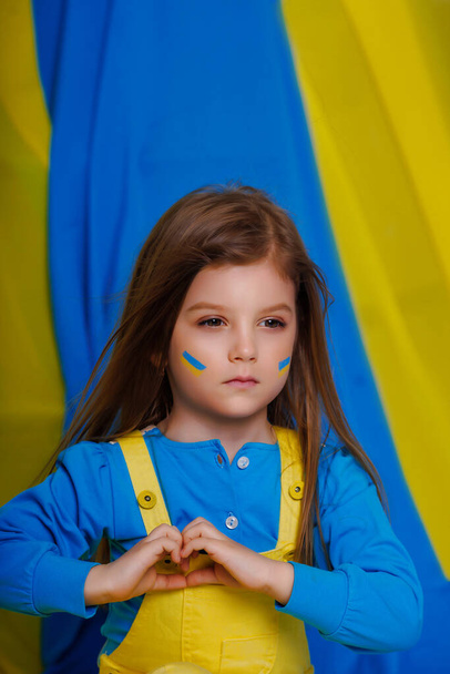 Ουκρανή ντυμένη με το χρώμα της σημαίας της χώρας της. Πατριώτες της πατρίδας τους. Παιδιά της Ουκρανίας  - Φωτογραφία, εικόνα