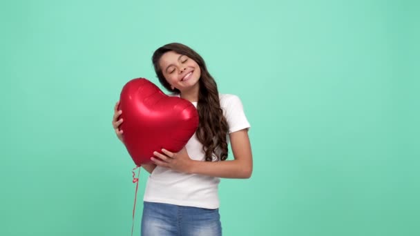 portret wesoły nastolatek dziewczyna trzymać serce strona balon dzielić miłość, miłość - Materiał filmowy, wideo
