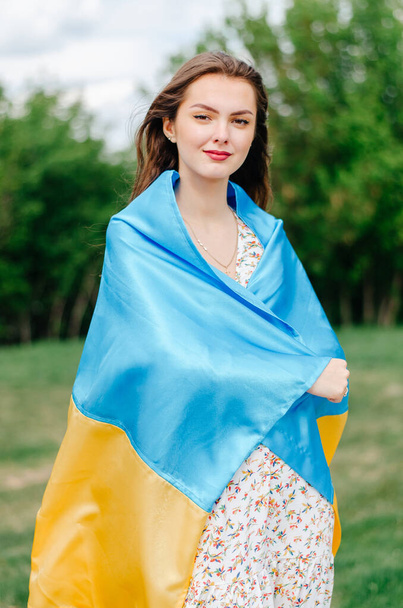 hazafias fotó egy ukrán nő a zászló Ukrajna - Fotó, kép