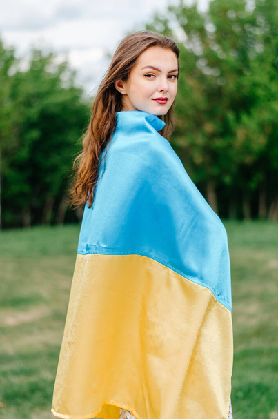 πατριωτική φωτογραφία Ουκρανής με τη σημαία της Ουκρανίας - Φωτογραφία, εικόνα