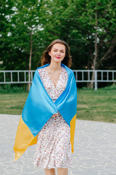 πατριωτική φωτογραφία Ουκρανής με τη σημαία της Ουκρανίας - Φωτογραφία, εικόνα
