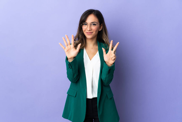Junge kaukasische Frau isoliert auf lila Hintergrund zählen acht mit den Fingern - Foto, Bild