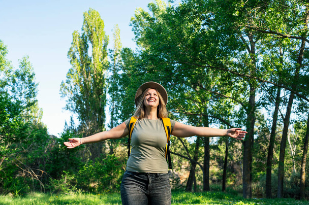 Nő kalapban egy boldog napon a természetben. - Fotó, kép