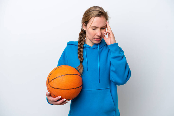 Молода біла жінка грає в баскетбол ізольовано на білому тлі з головним болем
 - Фото, зображення