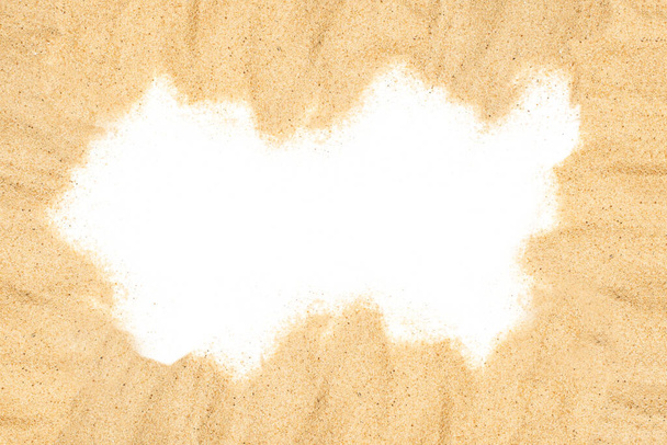 Areia em um fundo branco em uma vista superior com espaço de cópia - Foto, Imagem