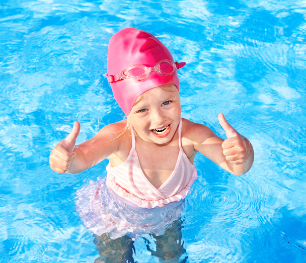 Child swimming in pool. - Foto, imagen
