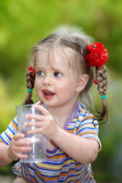 Bebedero infantil vaso de agua
. - Foto, imagen