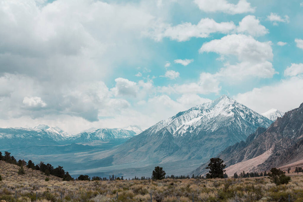 Sierra Nevada montagne in California, Stati Uniti. Inizio stagione invernale. - Foto, immagini