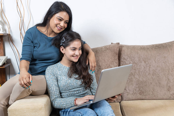 heureux mère et fille regardant ordinateur portable - Photo, image