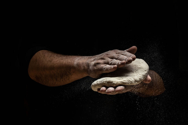 Bata palmas do padeiro com a farinha. As mãos dos homens bonitas e fortes amassam a massa fazer pão, massa ou pizza. Farinha em pó voando para o ar. Formato de banner longo. - Foto, Imagem