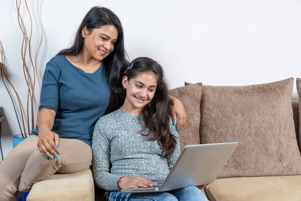 щаслива мати і дочка дивиться на ноутбук
 - Фото, зображення