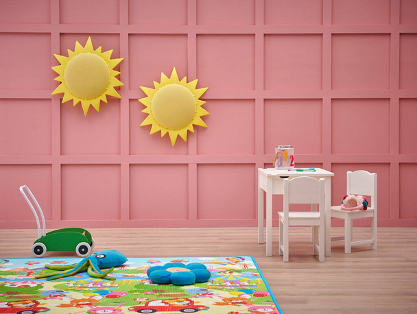 Декоративна дитяча кімната, рожевий фон стін, дитячий килим і дизайн килима, дитячі меблі, предмет, іграшка, стиль висячих
. - Фото, зображення